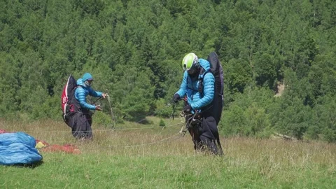 Paragliding Pre-Flight Check-Two Adventurers Prepare 스톡 동영상 304563790