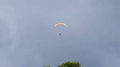Paragliding requires a large wind speed Vídeo Stock 223515510