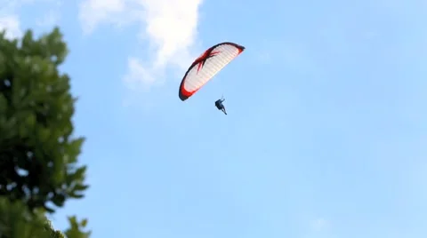 Paragliding in sky next to mountain Video stock 44929679