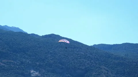 Paragliding in sunny rays. Stock-Footage 227419285
