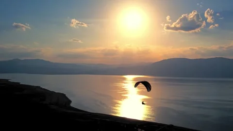 Paragliding at Sunset Stockbeeldmateriaal 310752025