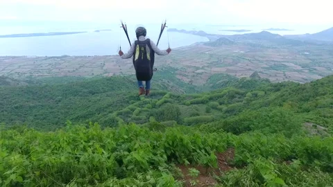 Paragliding take off while running in Mantar Hill, Sumbawa, Indonesia 스톡 동영상 131586207