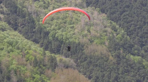 Paragliding tandem on the background of rocks Video stock 63371456