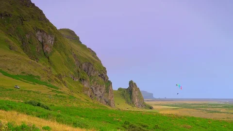Paragliding through the cliffs of Vik i Myrdal 스톡 동영상 115435983