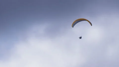 Paragliding through the stormy clouds Video stock 171988860