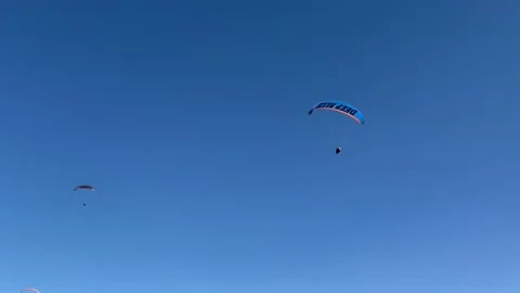 Paragliding in Turkey. Skydiving on the background of the sky. Powder sport p Vidéo 166310866