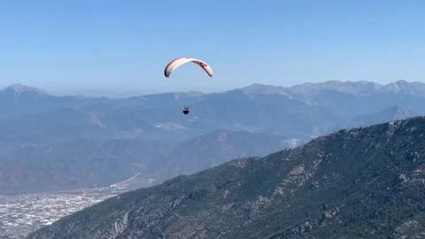 Paragliding in Turkey. Skydiving on the background of the sky. Powder sport p Vidéo 166310874