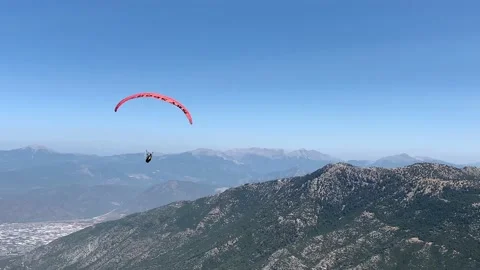Paragliding in Turkey. Skydiving on the background of the sky. Powder sport p Vidéo 166310899
