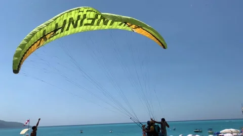 Paragliding in Turkey. Skydiving on the background of the sky. Powder sport p Vidéo 166310956