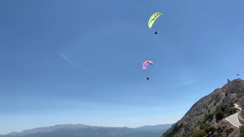 Paragliding in Turkey. Skydiving on the background of the sky. Powder sport p Vidéo 166310983