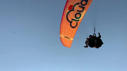 Paragliding in Turkey. Skydiving on the background of the sky. Powder sport p Vidéo 166311015