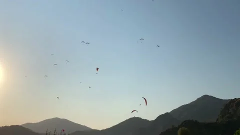 Paragliding in Turkey. Skydiving on the background of the sky. Powder sport p Vidéo 166311029