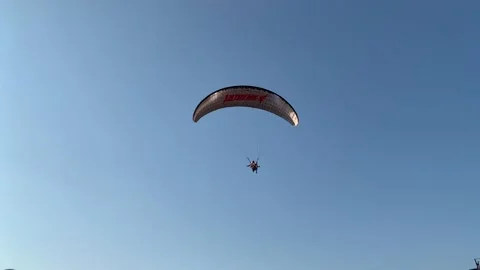 Paragliding in Turkey. Skydiving on the background of the sky. Powder sport p Vidéo 166311036