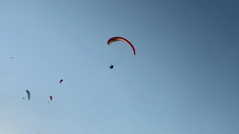 Paragliding in Turkey. Skydiving on the background of the sky. Powder sport p Vidéo 166311065