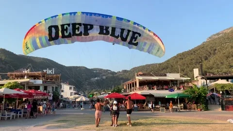 Paragliding in Turkey. Skydiving on the background of the sky. Powder sport p Vidéo 166311097