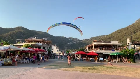 Paragliding in Turkey. Skydiving on the background of the sky. Powder sport p Vidéo 166311105