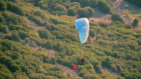 Paragliding ,Turkish Flag Display Stockbeeldmateriaal 310752120