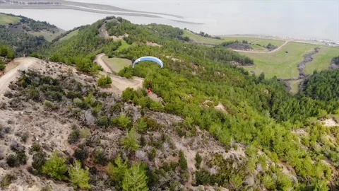 Paragliding at WIndlyhill Stockbeeldmateriaal 103825317
