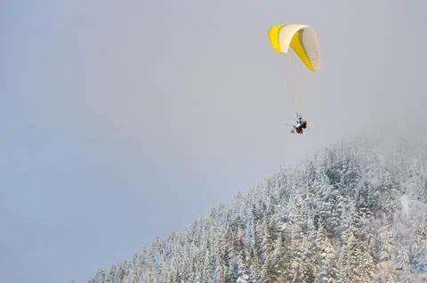 Paragliding in winter Stock-Fotos