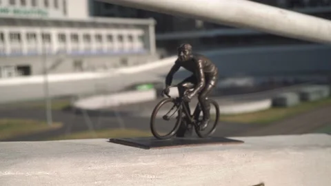 Parallax, Camera movement side. Figurine cyclist, background cycle track Stock-Footage 225420547