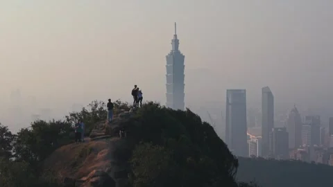 Parallax effect shot of Taipei 101 from Elephant Mountain, creating dynamic 스톡 동영상 332907322