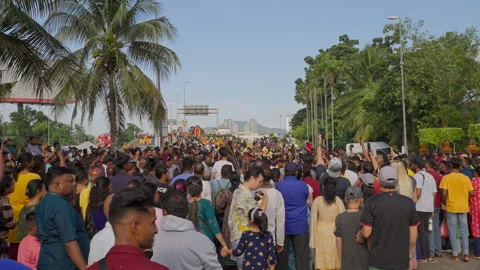 Parallax of large crowd of spectators and Devotees at the Batu Caves, Malaysia Stock-Footage 271583041