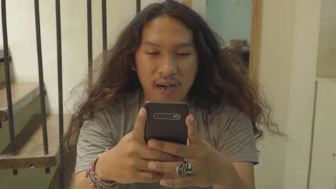 PARALLAX MAN SUPRISED ON SOMETHING HE READS ON HIS PHONE (60FPS) Vídeo Stock 160200580