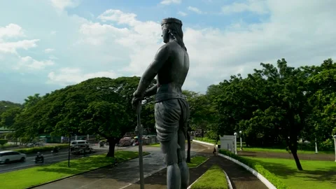 Parallax Shot Around Lapu-Lapu Sentinel of Freedom Statue Rizal Park Manila Vidéo 333784796