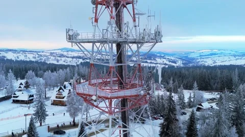 Parallax view, network communications mast platforms, broadcast tower Vidéo 299339519