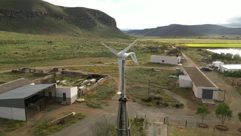 Parallax view of small spinning wind turbine on a Guest Farm Vídeo Stock 293289072