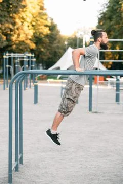 Parallel bar dips strength workout sport lifestyle Stock-Fotos