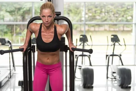 Parallel Bars Exercise For Triceps And Chest Foto stock