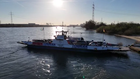 Parallel drone tracking of ferry leaving the dock 库存影片 341298016