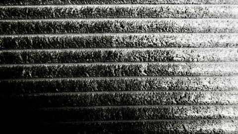 Parallel horizontal ridge creates striking black and white macro texture with Foto stock