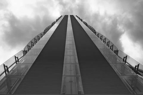 Parallel lines of Isozaki Tower in black and white - Milan Citylife Фото