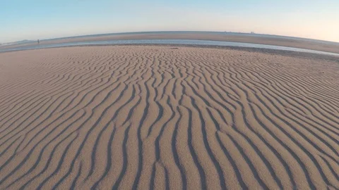 Parallel lines in the sand weaving their way to the pacific ocean. Video Video stock 104839413