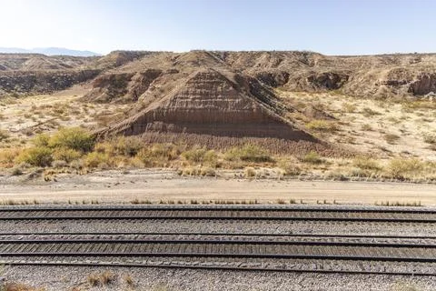 Parallel pair of railroad tracks in desert landscape 库存照片