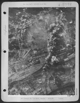 PARALLEL PATTERN--High explosive and fragmentation bombs bracket the landi... Fotos de archivo