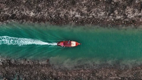 Parallel shot boat moving on the canal Stock-Footage 271063771