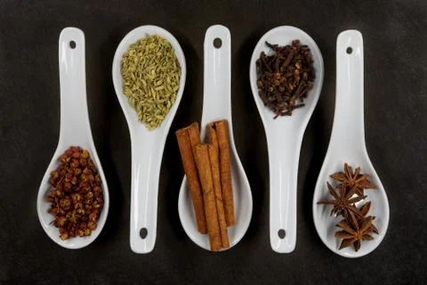 Parallel Spoons of Five Spice Top View Stockfoto's