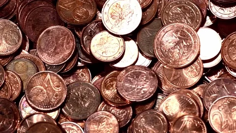 Parallel tracking during coins falling of a heap of coins, slow motion Video stock 142086492