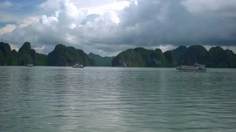 Parallel tracking shot of a boat cruising through Ha Long Bay Vídeos de archivo 328790073