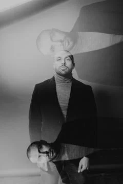 Parallel vision. Monochrome double exposure with a young man. Foto stock