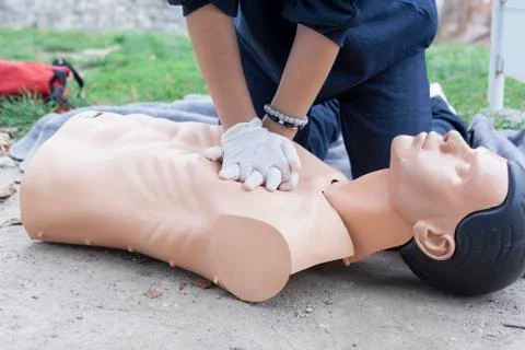 Paramedic demonstrates cpr on a dummy Foto stock