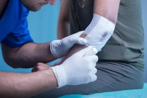 Paramedic dressing wound Fotos de archivo