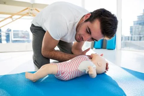 Paramedic practicing resuscitation on dummy Foto stock