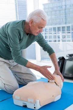 Paramedic practicing resuscitation on dummy Stockfoto's