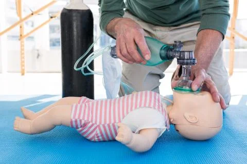 Paramedic practicing resuscitation on dummy Foto stock
