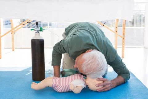 Paramedic practicing resuscitation on dummy Foto stock