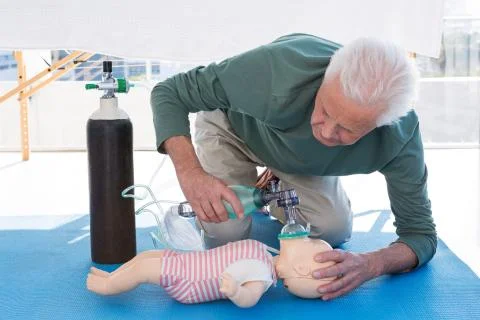Paramedic practicing resuscitation on dummy Stockfoto's